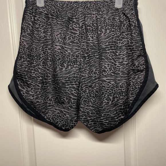 Nike Women’s Gray Athletic Shorts with Curved Hem and Elastic Waistband sz SM - Picture 2 of 3